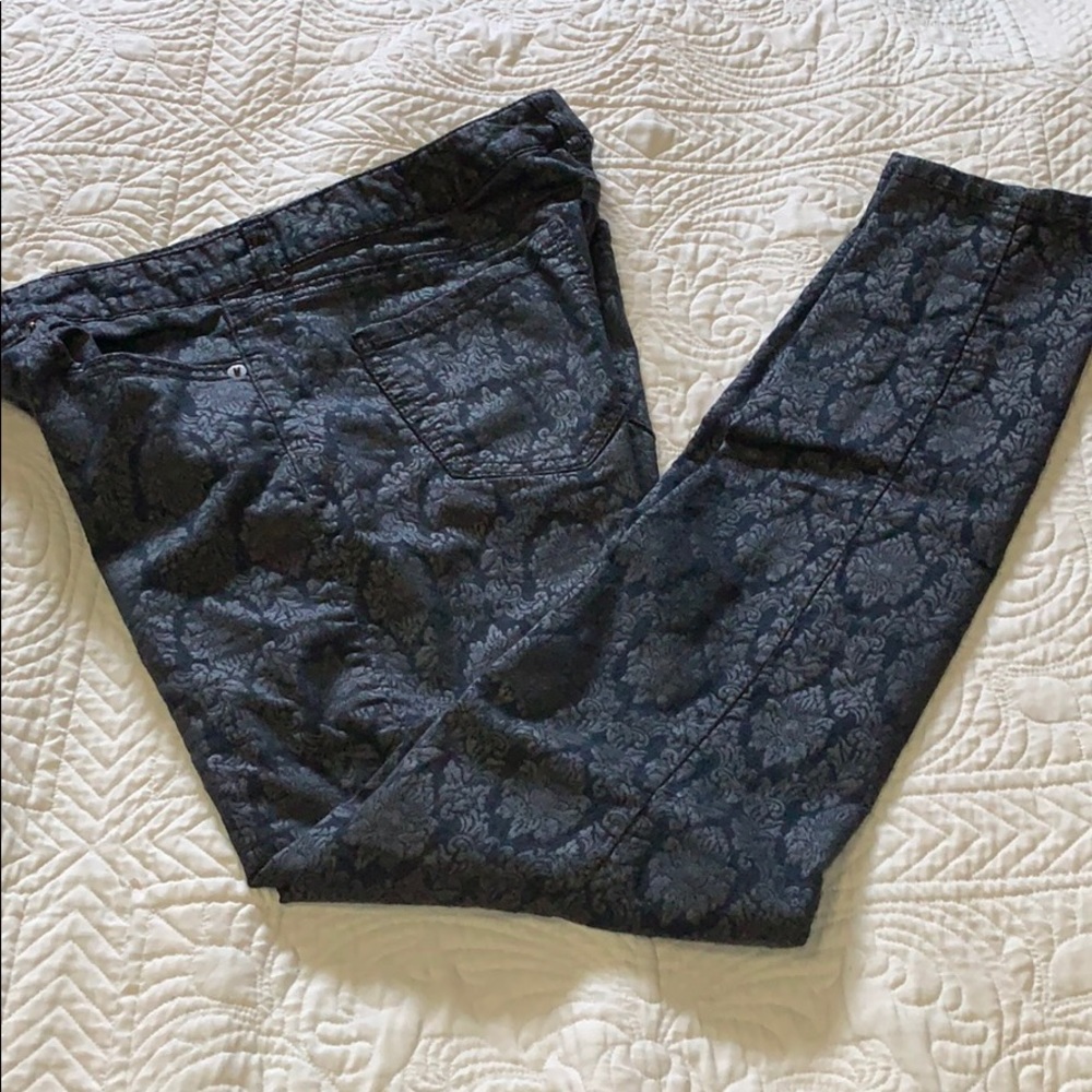 3/$20 Silver on Black print slim straight jeans